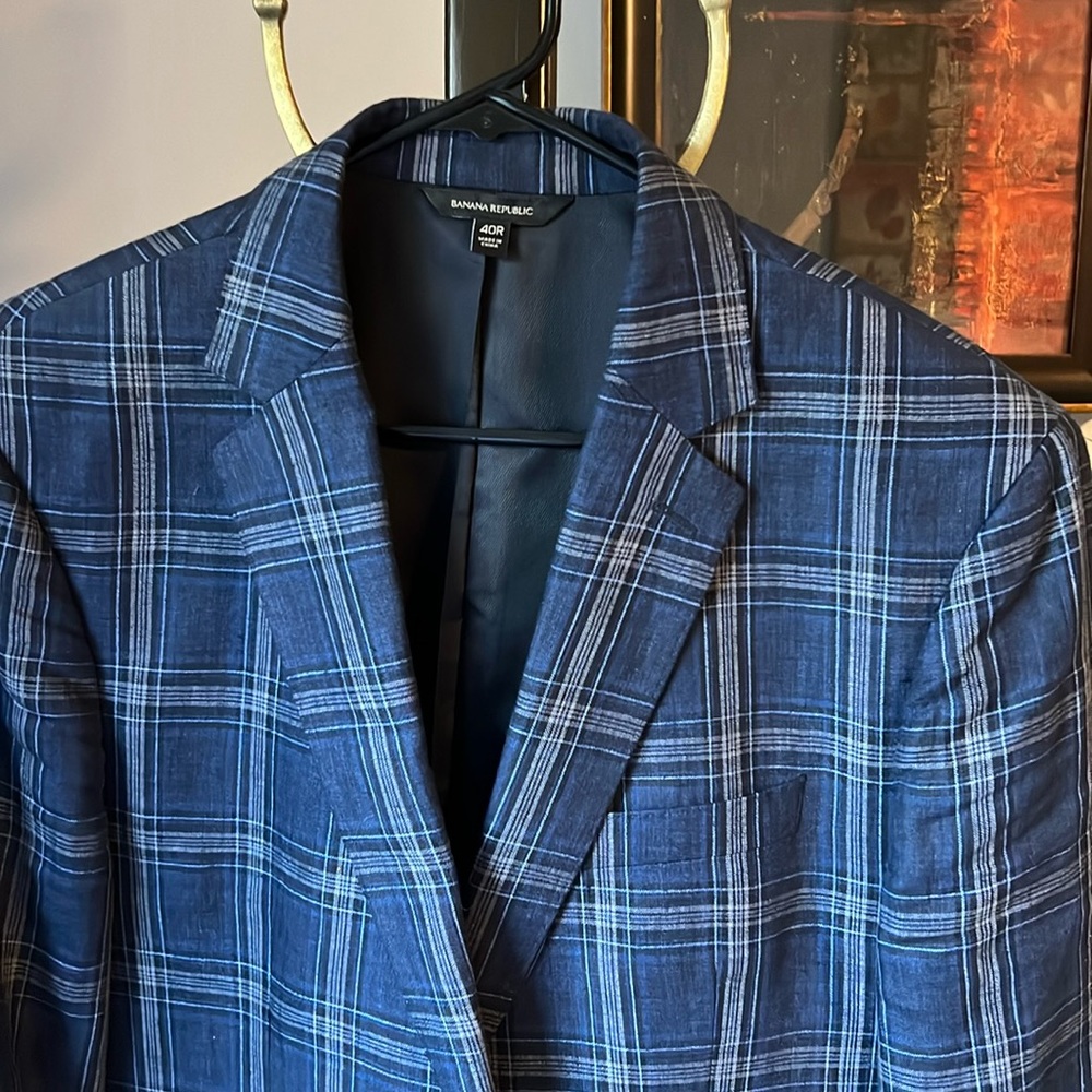 Men’s 40 regular, slim fit, Banana Republic 100% linen, plaid blazer.